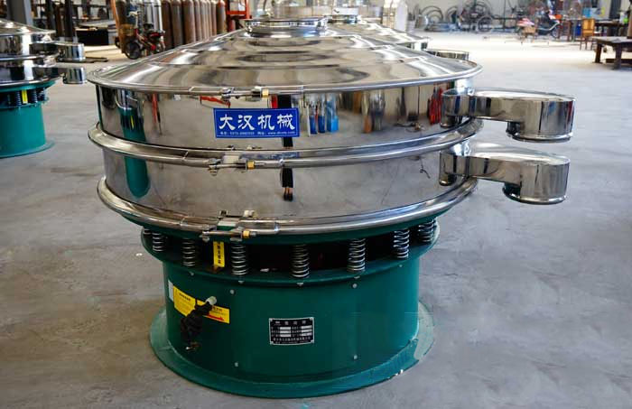 玻璃粉振動(dòng)篩比較常見的材質(zhì)為不銹鋼材質(zhì)，但其碳鋼材質(zhì)的設(shè)備相對(duì)來(lái)說(shuō)其使用壽命不夠長(zhǎng)，對(duì)于一些特殊行業(yè)的物料的篩分也比較有限，所以目前比較受歡迎的材質(zhì)為不銹鋼材質(zhì)。
